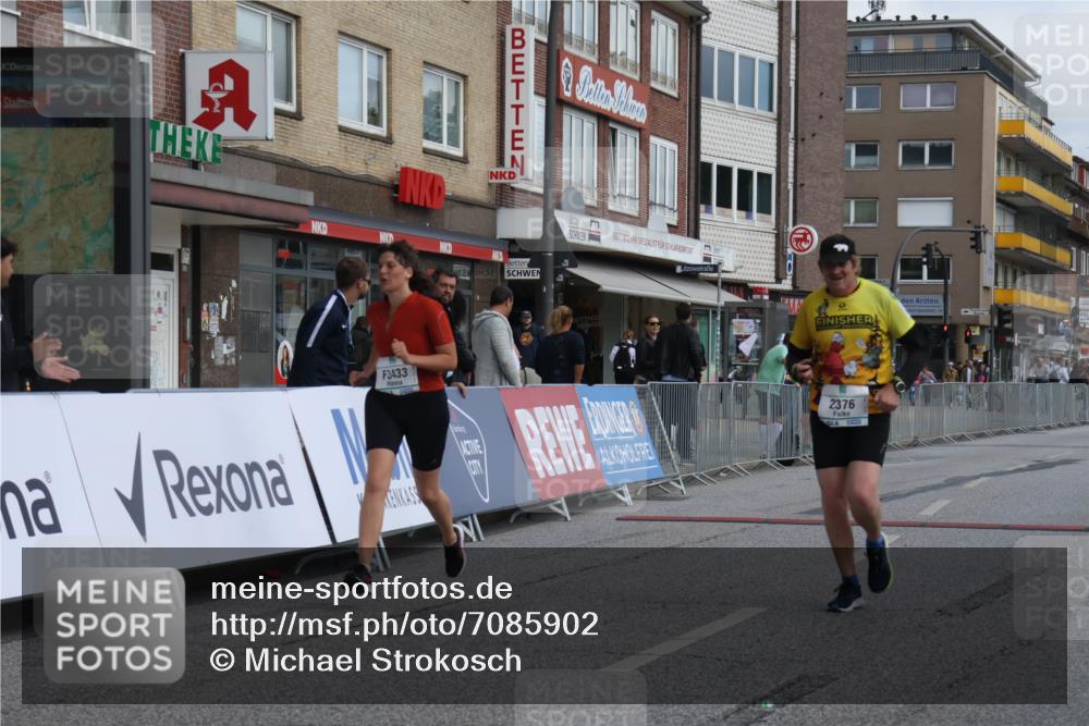 15.09.2024 - PSD Bank Halbmarathon Michael Strokosch http://msf.ph/oto/7085902 15.09.2024 12:33:53 Ziel 2376, 3433, 3451 meine-sportfotos.de
