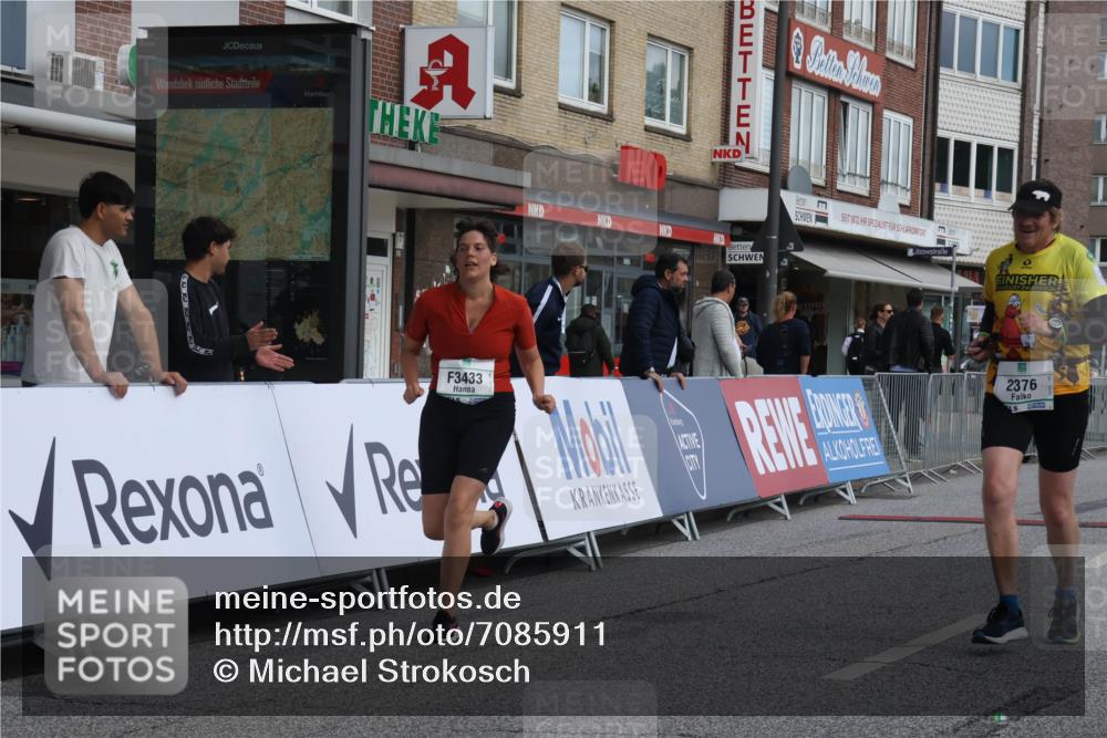 15.09.2024 - PSD Bank Halbmarathon Michael Strokosch http://msf.ph/oto/7085911 15.09.2024 12:33:54 Ziel 2376, 3433, 3451 meine-sportfotos.de