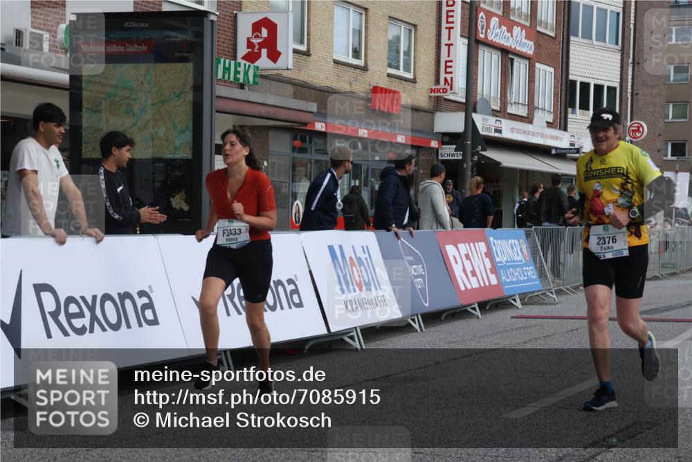 15.09.2024 - PSD Bank Halbmarathon Michael Strokosch http://msf.ph/oto/7085915 15.09.2024 12:33:54 Ziel 2376, 3433, 3451 meine-sportfotos.de