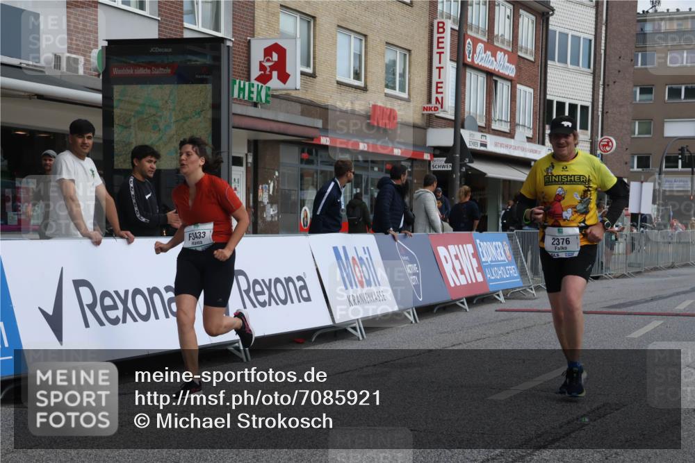 15.09.2024 - PSD Bank Halbmarathon Michael Strokosch http://msf.ph/oto/7085921 15.09.2024 12:33:54 Ziel 2376, 3433, 3451 meine-sportfotos.de