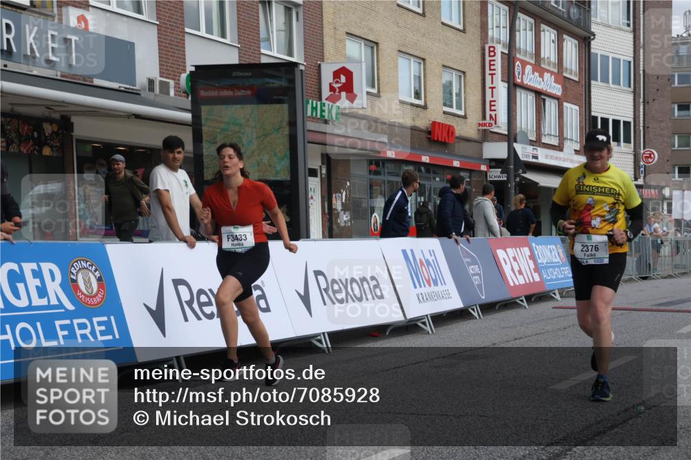 15.09.2024 - PSD Bank Halbmarathon Michael Strokosch http://msf.ph/oto/7085928 15.09.2024 12:33:54 Ziel 2376, 3433, 3451 meine-sportfotos.de