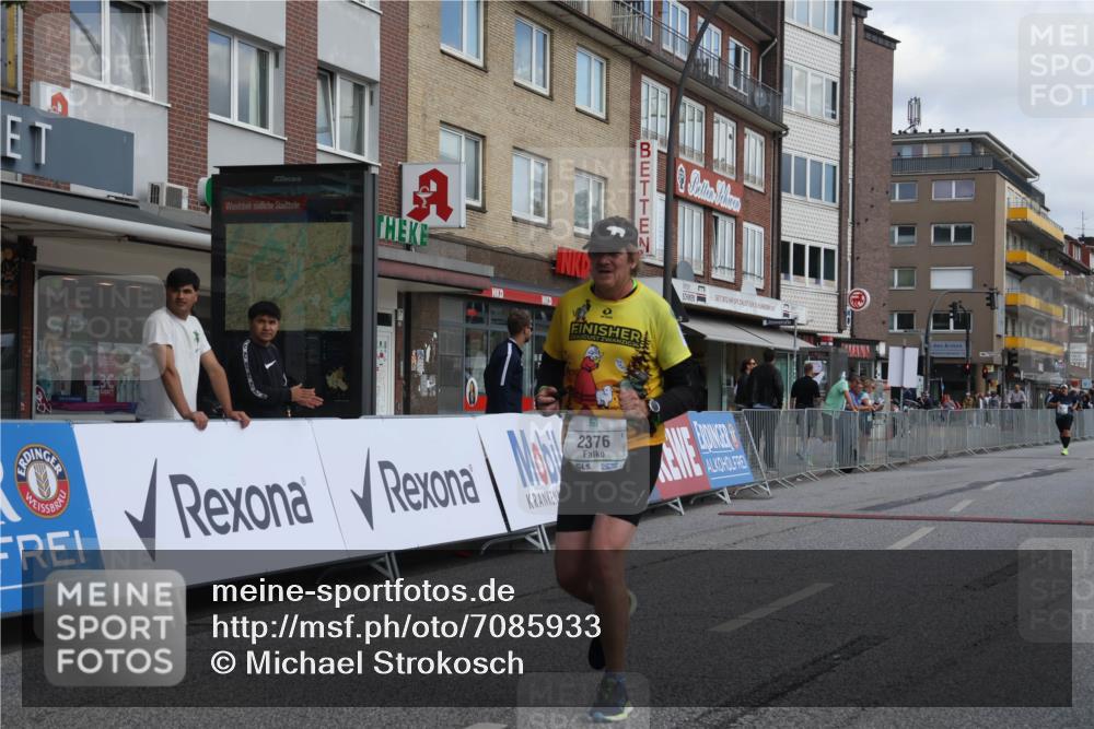 15.09.2024 - PSD Bank Halbmarathon Michael Strokosch http://msf.ph/oto/7085933 15.09.2024 12:33:55 Ziel 2376, 3433, 3451 meine-sportfotos.de