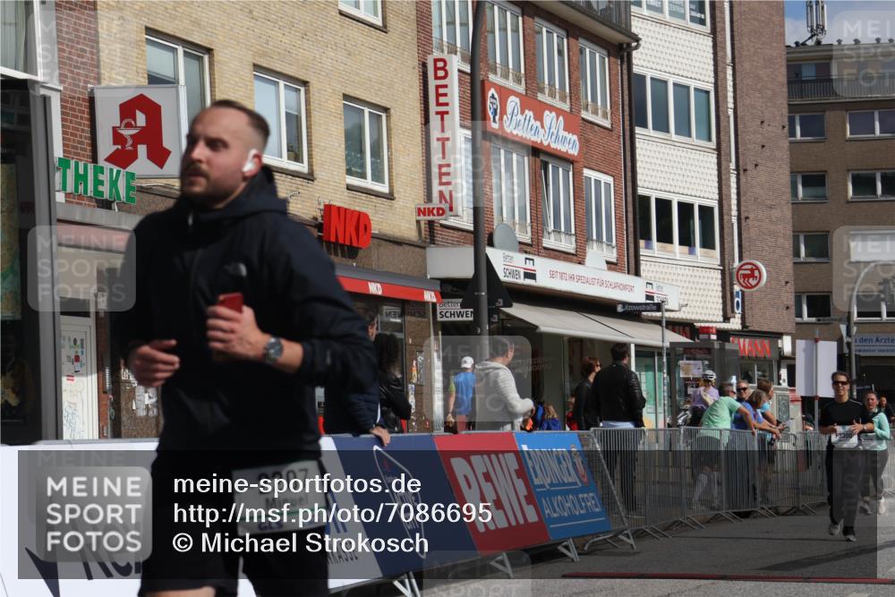 15.09.2024 - PSD Bank Halbmarathon Michael Strokosch http://msf.ph/oto/7086695 15.09.2024 12:35:16 Ziel 2207, 2324, 3300, 3329, 3335, 3468 meine-sportfotos.de