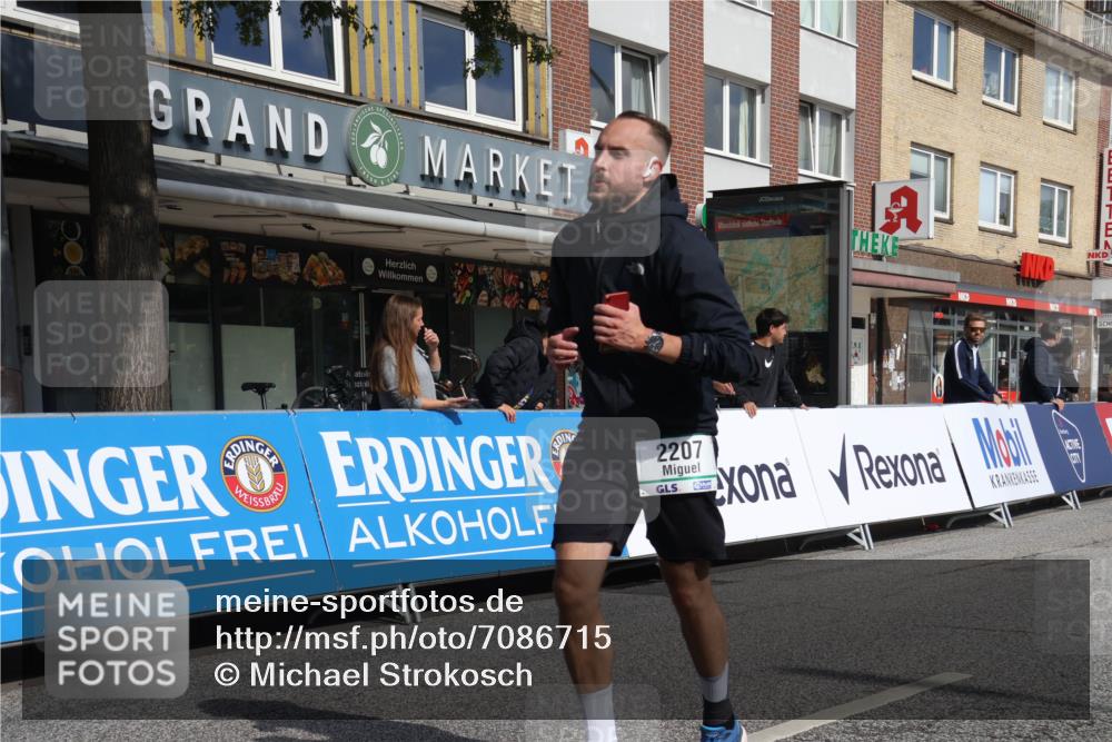 15.09.2024 - PSD Bank Halbmarathon Michael Strokosch http://msf.ph/oto/7086715 15.09.2024 12:35:17 Ziel 2207, 2324, 3300, 3329, 3335, 3468 meine-sportfotos.de