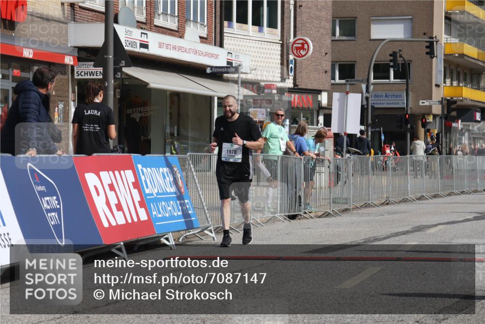 15.09.2024 - PSD Bank Halbmarathon Michael Strokosch http://msf.ph/oto/7087147 15.09.2024 12:36:29 Ziel 1978, 3404, 3411 meine-sportfotos.de