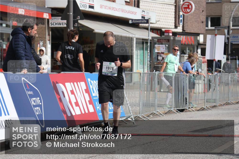 15.09.2024 - PSD Bank Halbmarathon Michael Strokosch http://msf.ph/oto/7087172 15.09.2024 12:36:31 Ziel 1978, 3404, 3411 meine-sportfotos.de