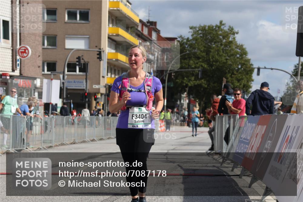 15.09.2024 - PSD Bank Halbmarathon Michael Strokosch http://msf.ph/oto/7087178 15.09.2024 12:36:32 Ziel 1978, 3404, 3411 meine-sportfotos.de