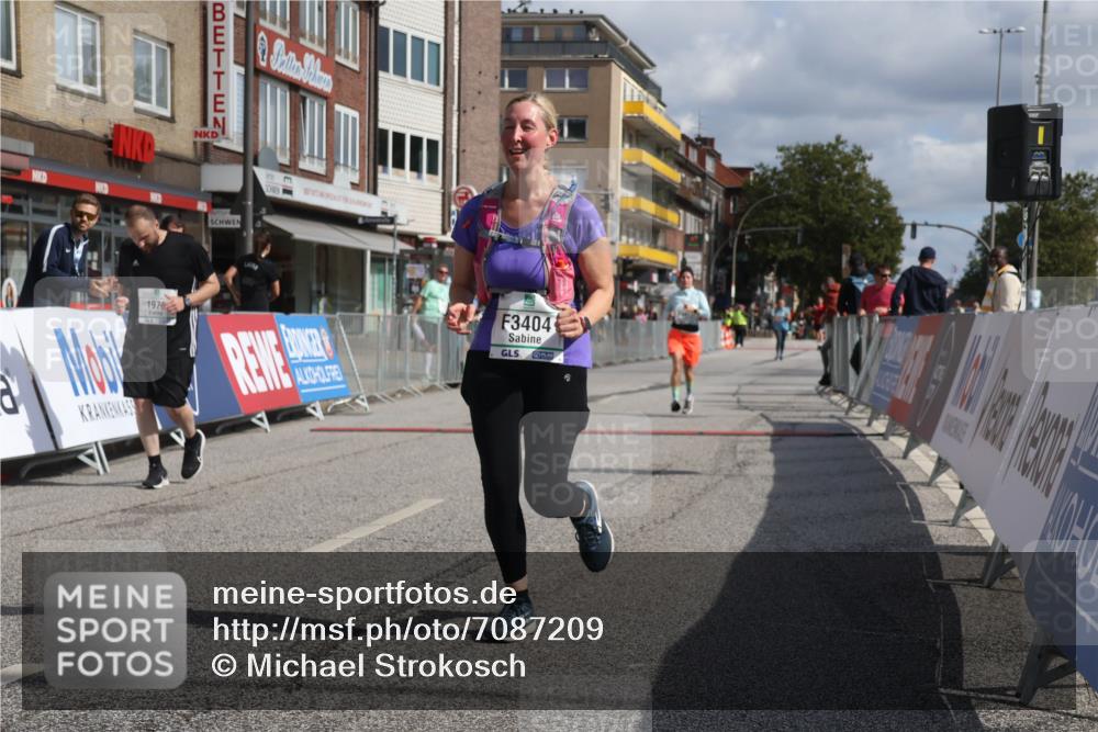 15.09.2024 - PSD Bank Halbmarathon Michael Strokosch http://msf.ph/oto/7087209 15.09.2024 12:36:33 Ziel 1978, 3404, 3411 meine-sportfotos.de