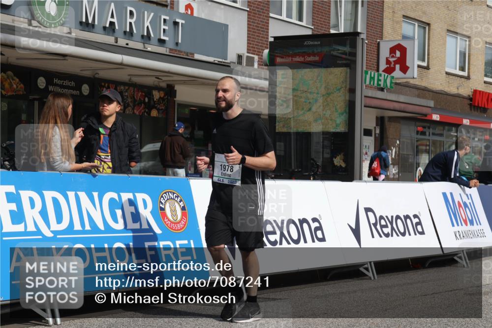 15.09.2024 - PSD Bank Halbmarathon Michael Strokosch http://msf.ph/oto/7087241 15.09.2024 12:36:36 Ziel 1978, 3404, 3411 meine-sportfotos.de