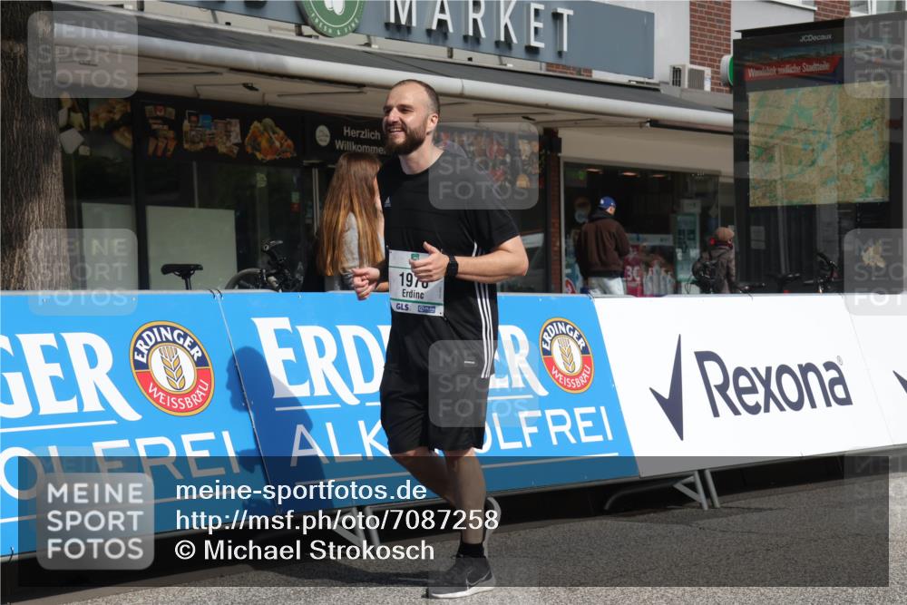 15.09.2024 - PSD Bank Halbmarathon Michael Strokosch http://msf.ph/oto/7087258 15.09.2024 12:36:37 Ziel 1978, 3404, 3411 meine-sportfotos.de