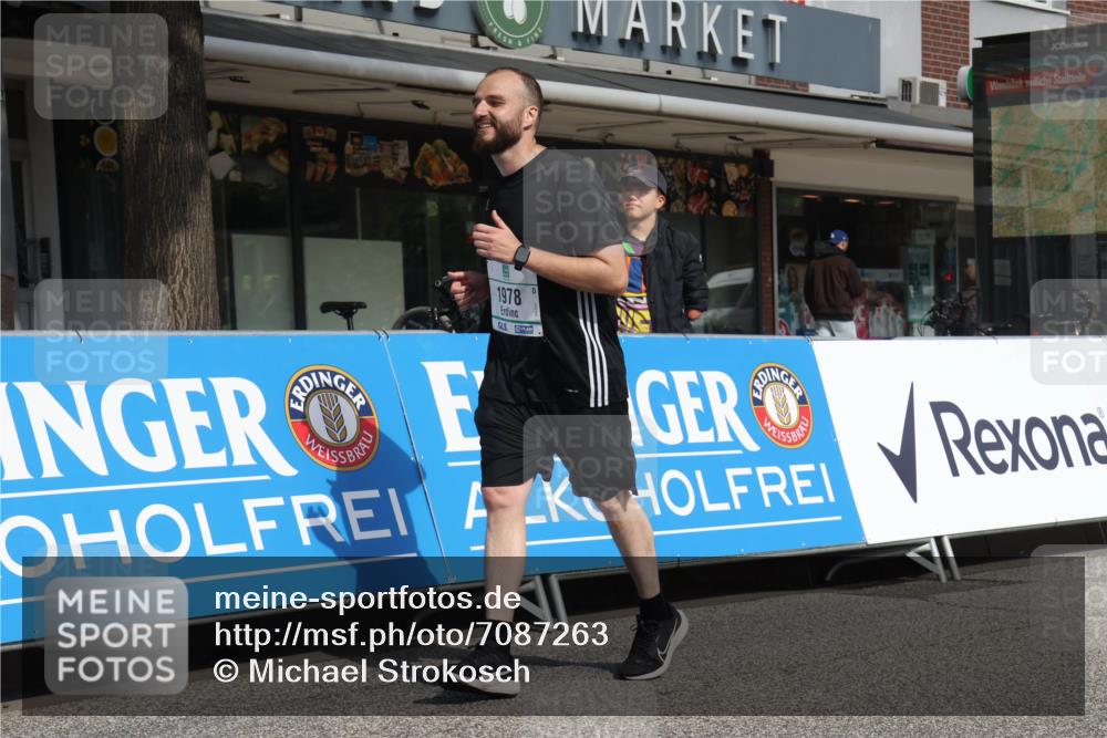 15.09.2024 - PSD Bank Halbmarathon Michael Strokosch http://msf.ph/oto/7087263 15.09.2024 12:36:37 Ziel 1978, 3404, 3411 meine-sportfotos.de