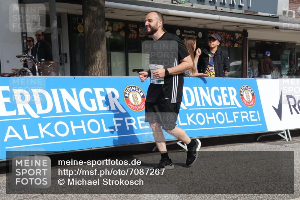 15.09.2024 - PSD Bank Halbmarathon Michael Strokosch http://msf.ph/oto/7087267 15.09.2024 12:36:37 Ziel 1978, 3404, 3411 meine-sportfotos.de