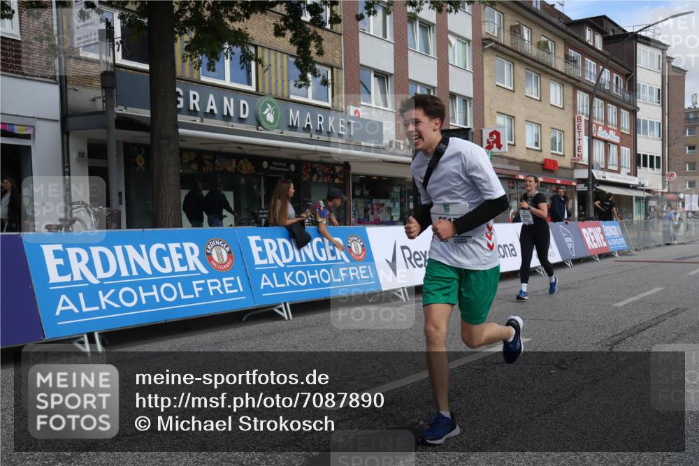 15.09.2024 - PSD Bank Halbmarathon Michael Strokosch http://msf.ph/oto/7087890 15.09.2024 12:37:57 Ziel 2517, 3415, 3417 meine-sportfotos.de