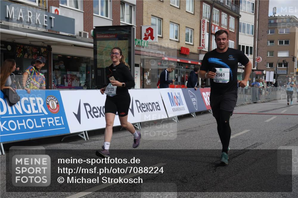 15.09.2024 - PSD Bank Halbmarathon Michael Strokosch http://msf.ph/oto/7088224 15.09.2024 12:38:43 Ziel 2285, 3123, 3332, 3333, 3381 meine-sportfotos.de