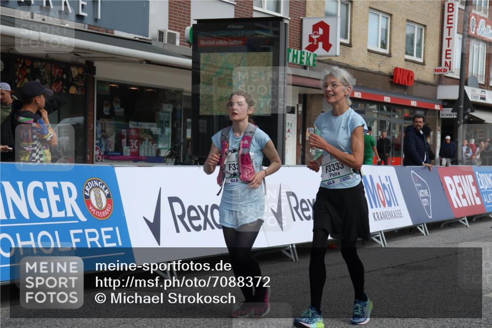 15.09.2024 - PSD Bank Halbmarathon Michael Strokosch http://msf.ph/oto/7088372 15.09.2024 12:38:54 Ziel 3332, 3333, 3381 meine-sportfotos.de