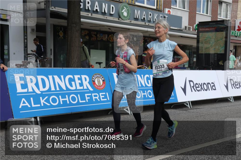 15.09.2024 - PSD Bank Halbmarathon Michael Strokosch http://msf.ph/oto/7088391 15.09.2024 12:38:55 Ziel 3332, 3333, 3381 meine-sportfotos.de