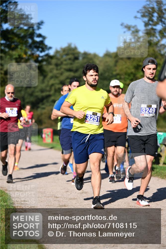 22.09.2024 - 32. Volkslauf durch das schöne Alstertal Dr. Thomas Lammeyer http://msf.ph/oto/7108115 22.09.2024 10:36:01 Laufen 3251, 3249 meine-sportfotos.de