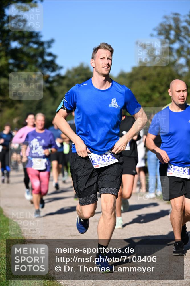 22.09.2024 - 32. Volkslauf durch das schöne Alstertal Dr. Thomas Lammeyer http://msf.ph/oto/7108406 22.09.2024 10:36:59 Laufen 3292, 3293 meine-sportfotos.de