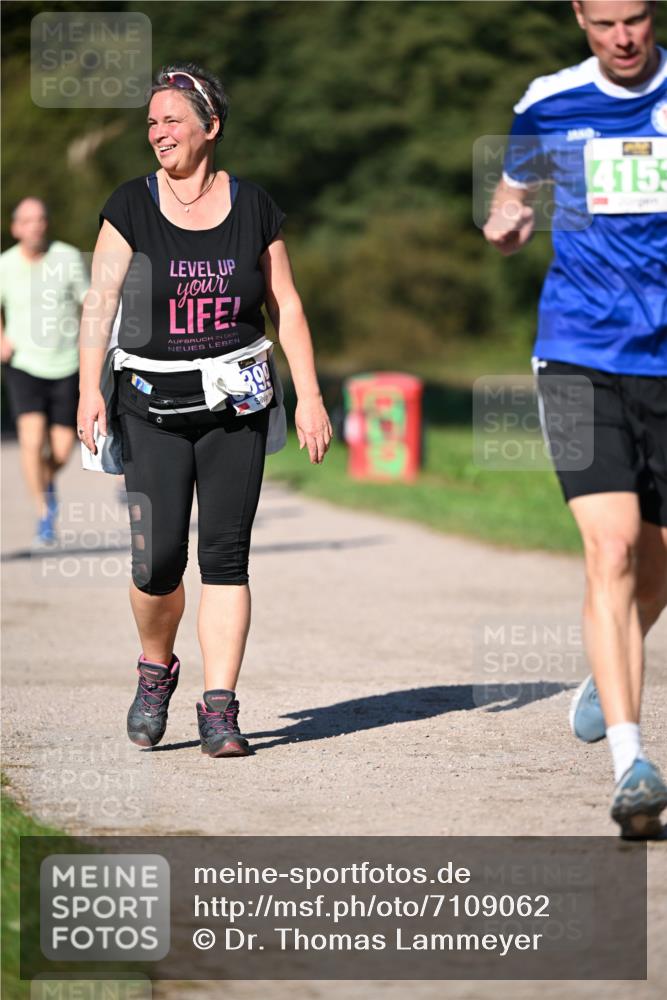 22.09.2024 - 32. Volkslauf durch das schöne Alstertal Dr. Thomas Lammeyer http://msf.ph/oto/7109062 22.09.2024 10:39:52 Laufen 399, 415 meine-sportfotos.de
