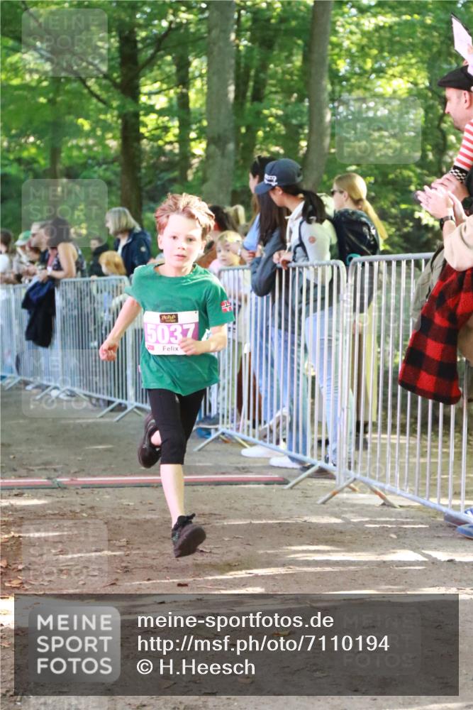 22.09.2024 - 32. Volkslauf durch das schöne Alstertal H.Heesch http://msf.ph/oto/7110194 22.09.2024 10:44:54 Ziel 5034, 5037, 5038 meine-sportfotos.de