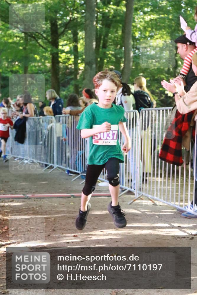 22.09.2024 - 32. Volkslauf durch das schöne Alstertal H.Heesch http://msf.ph/oto/7110197 22.09.2024 10:44:54 Ziel 5034, 5037, 5038 meine-sportfotos.de