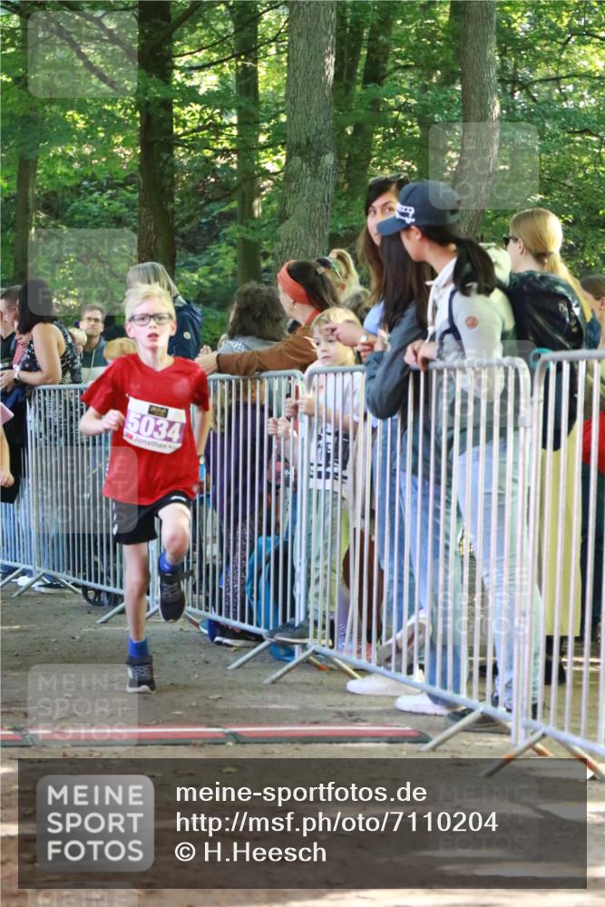22.09.2024 - 32. Volkslauf durch das schöne Alstertal H.Heesch http://msf.ph/oto/7110204 22.09.2024 10:44:55 Ziel 5034, 5037, 5038 meine-sportfotos.de