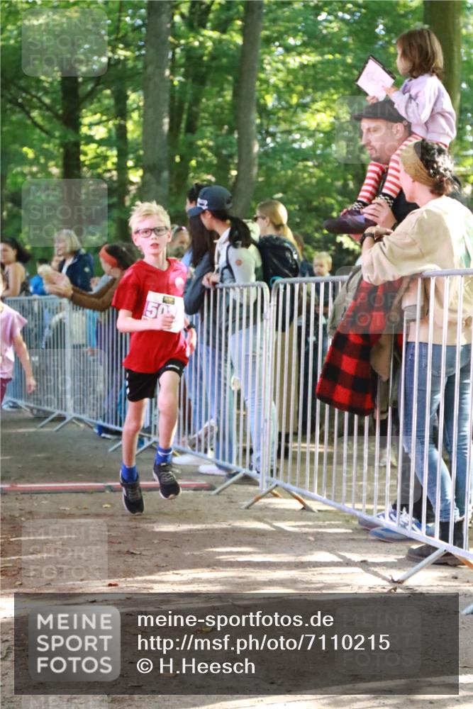 22.09.2024 - 32. Volkslauf durch das schöne Alstertal H.Heesch http://msf.ph/oto/7110215 22.09.2024 10:44:56 Ziel 5034, 5037, 5038 meine-sportfotos.de