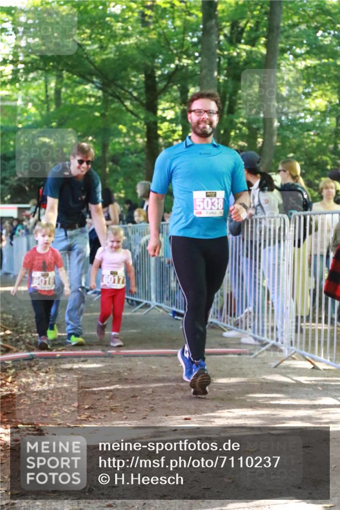 22.09.2024 - 32. Volkslauf durch das schöne Alstertal H.Heesch http://msf.ph/oto/7110237 22.09.2024 10:45:00 Ziel 5034, 5037, 5038 meine-sportfotos.de