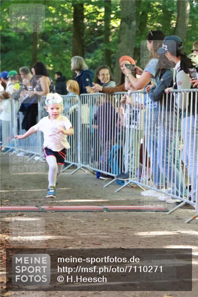 22.09.2024 - 32. Volkslauf durch das schöne Alstertal H.Heesch http://msf.ph/oto/7110271 22.09.2024 10:45:19 Ziel 5021, 5043, 5973 meine-sportfotos.de