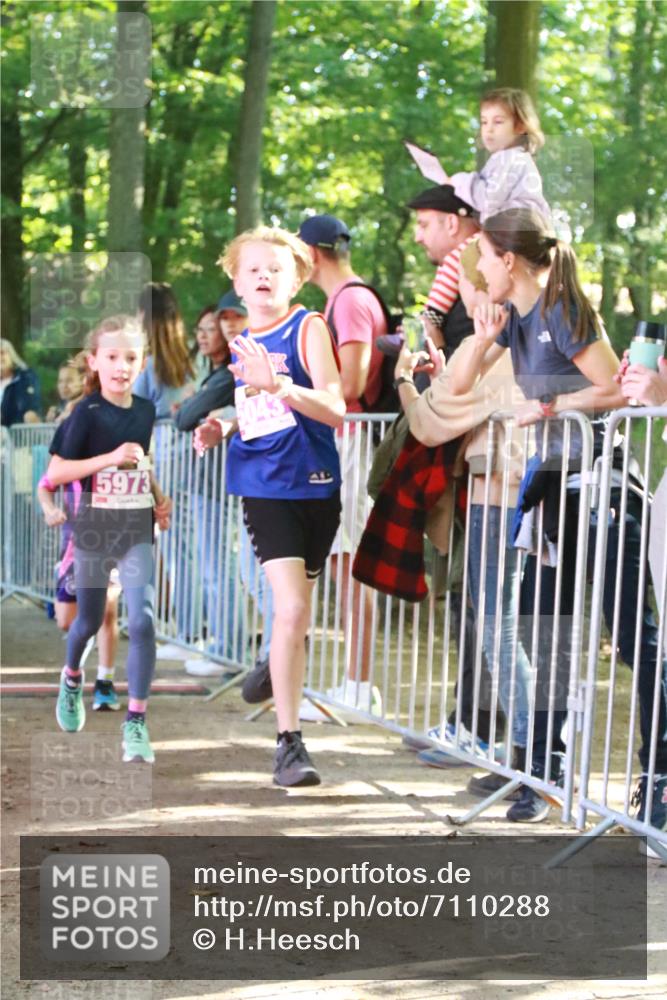 22.09.2024 - 32. Volkslauf durch das schöne Alstertal H.Heesch http://msf.ph/oto/7110288 22.09.2024 10:45:22 Ziel 5021, 5043, 5973 meine-sportfotos.de