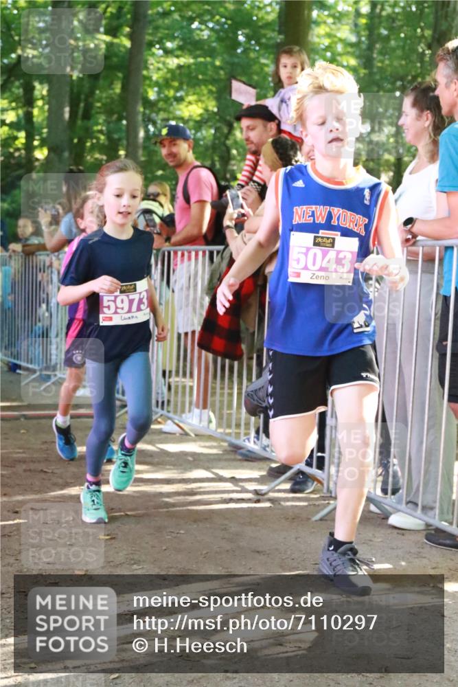 22.09.2024 - 32. Volkslauf durch das schöne Alstertal H.Heesch http://msf.ph/oto/7110297 22.09.2024 10:45:23 Ziel 5021, 5027, 5043, 5973 meine-sportfotos.de