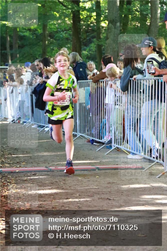 22.09.2024 - 32. Volkslauf durch das schöne Alstertal H.Heesch http://msf.ph/oto/7110325 22.09.2024 10:45:47 Ziel 5040, 5046 meine-sportfotos.de