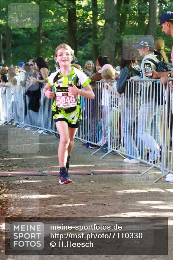 22.09.2024 - 32. Volkslauf durch das schöne Alstertal H.Heesch http://msf.ph/oto/7110330 22.09.2024 10:45:47 Ziel 5040, 5046 meine-sportfotos.de
