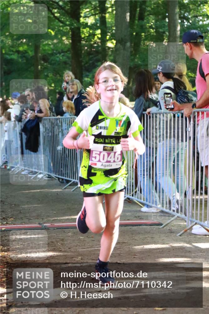 22.09.2024 - 32. Volkslauf durch das schöne Alstertal H.Heesch http://msf.ph/oto/7110342 22.09.2024 10:45:48 Ziel 5040, 5046 meine-sportfotos.de