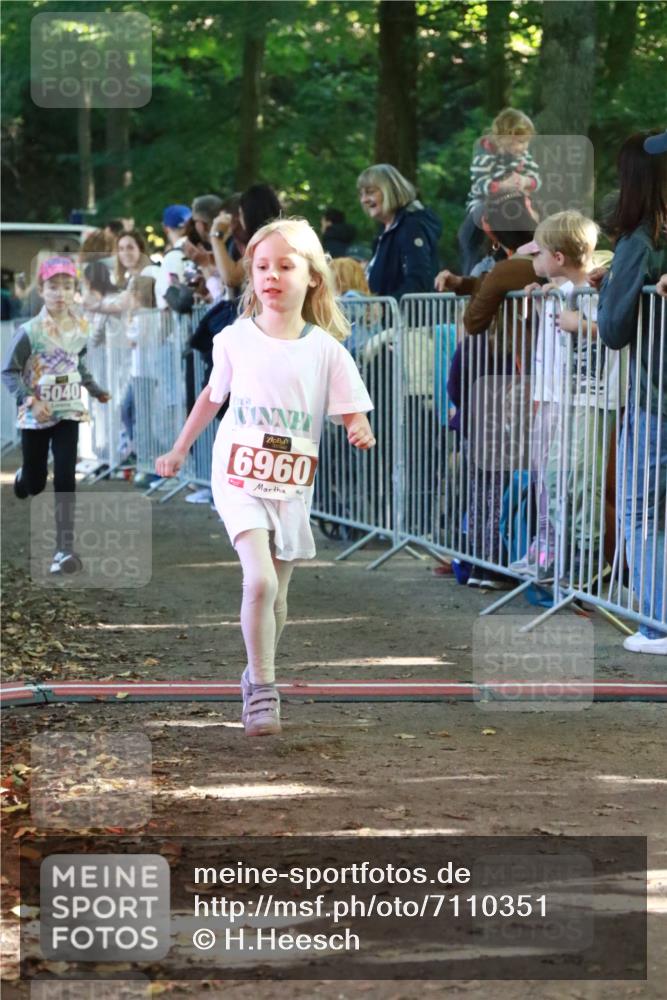 22.09.2024 - 32. Volkslauf durch das schöne Alstertal H.Heesch http://msf.ph/oto/7110351 22.09.2024 10:45:51 Ziel 5007, 5040, 5046 meine-sportfotos.de