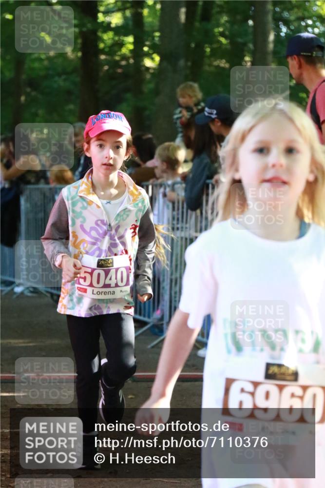 22.09.2024 - 32. Volkslauf durch das schöne Alstertal H.Heesch http://msf.ph/oto/7110376 22.09.2024 10:45:53 Ziel 5007, 5040, 5046 meine-sportfotos.de