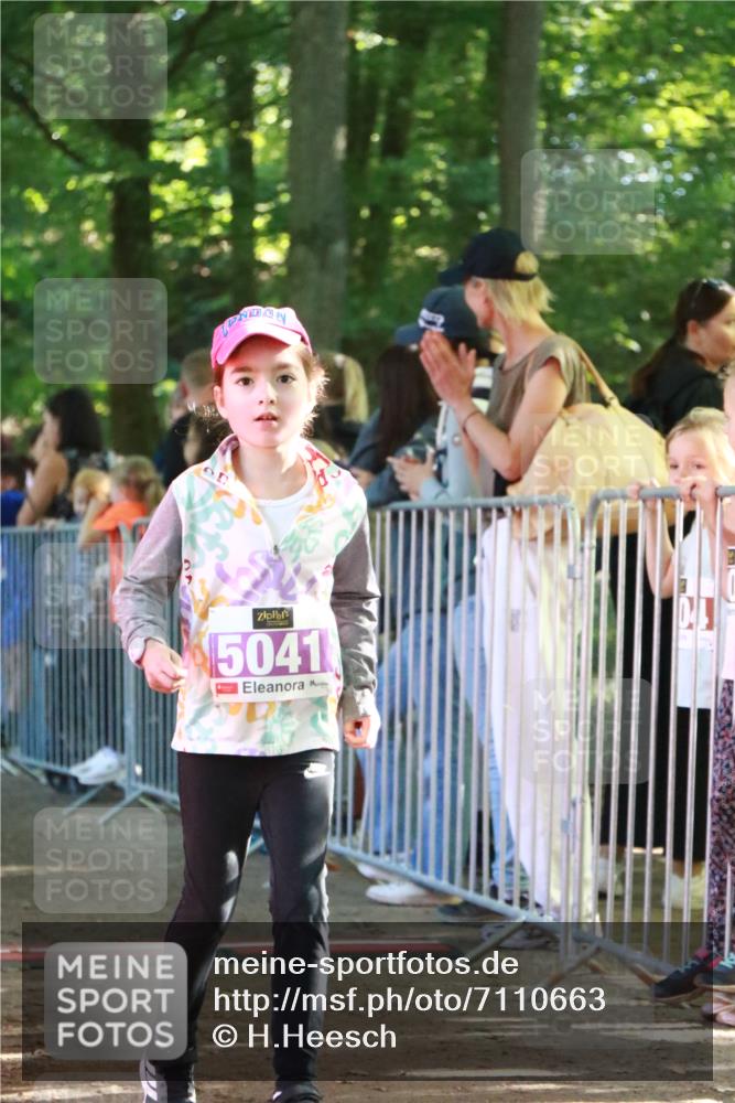 22.09.2024 - 32. Volkslauf durch das schöne Alstertal H.Heesch http://msf.ph/oto/7110663 22.09.2024 10:47:24 Ziel 5005, 5011, 5041, 5044, 5045 meine-sportfotos.de