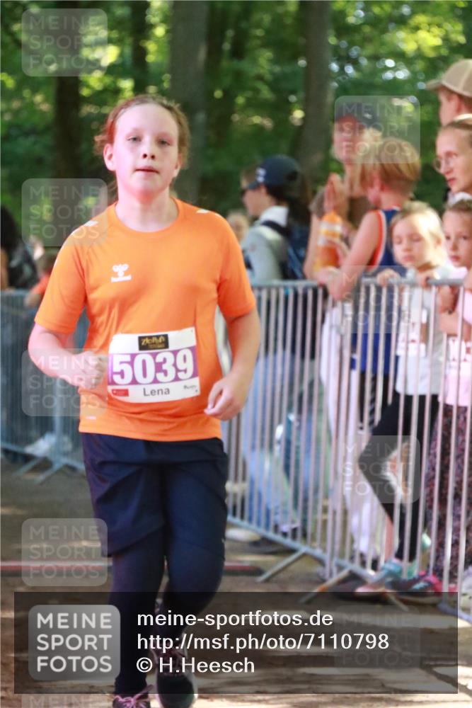 22.09.2024 - 32. Volkslauf durch das schöne Alstertal H.Heesch http://msf.ph/oto/7110798 22.09.2024 10:48:25 Ziel 5008, 5009, 5039, 5977 meine-sportfotos.de