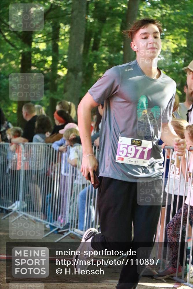 22.09.2024 - 32. Volkslauf durch das schöne Alstertal H.Heesch http://msf.ph/oto/7110897 22.09.2024 10:48:38 Ziel 5013, 5020, 5024, 5028, 5036, 5969, 5971, 5975, 5976 meine-sportfotos.de