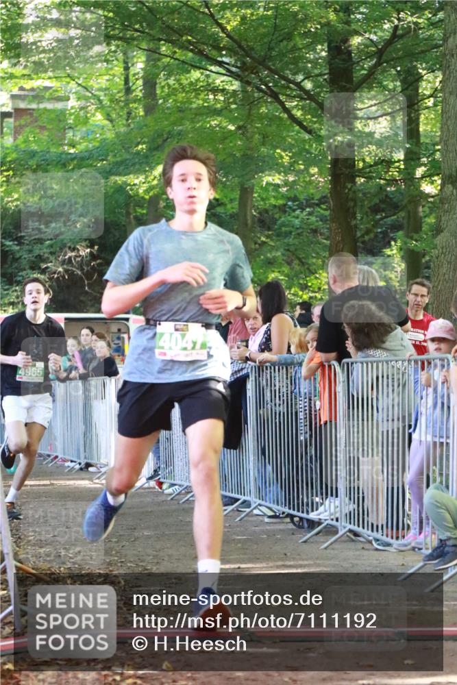 22.09.2024 - 32. Volkslauf durch das schöne Alstertal H.Heesch http://msf.ph/oto/7111192 22.09.2024 10:50:46 Ziel 4047, 4071, 4072, 4965 meine-sportfotos.de