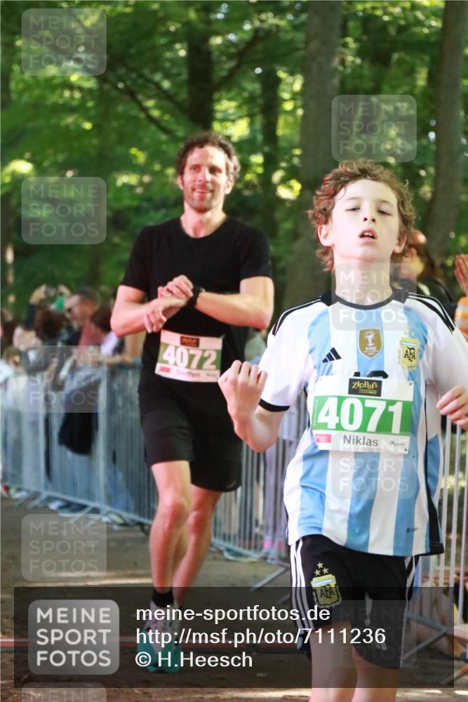 22.09.2024 - 32. Volkslauf durch das schöne Alstertal H.Heesch http://msf.ph/oto/7111236 22.09.2024 10:50:50 Ziel 4047, 4071, 4072, 4956, 4965 meine-sportfotos.de