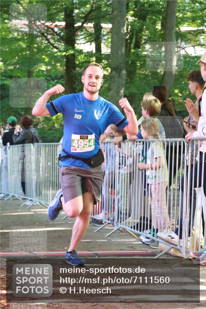 22.09.2024 - 32. Volkslauf durch das schöne Alstertal H.Heesch http://msf.ph/oto/7111560 22.09.2024 10:53:42 Ziel 4002, 4004, 4079, 4954 meine-sportfotos.de