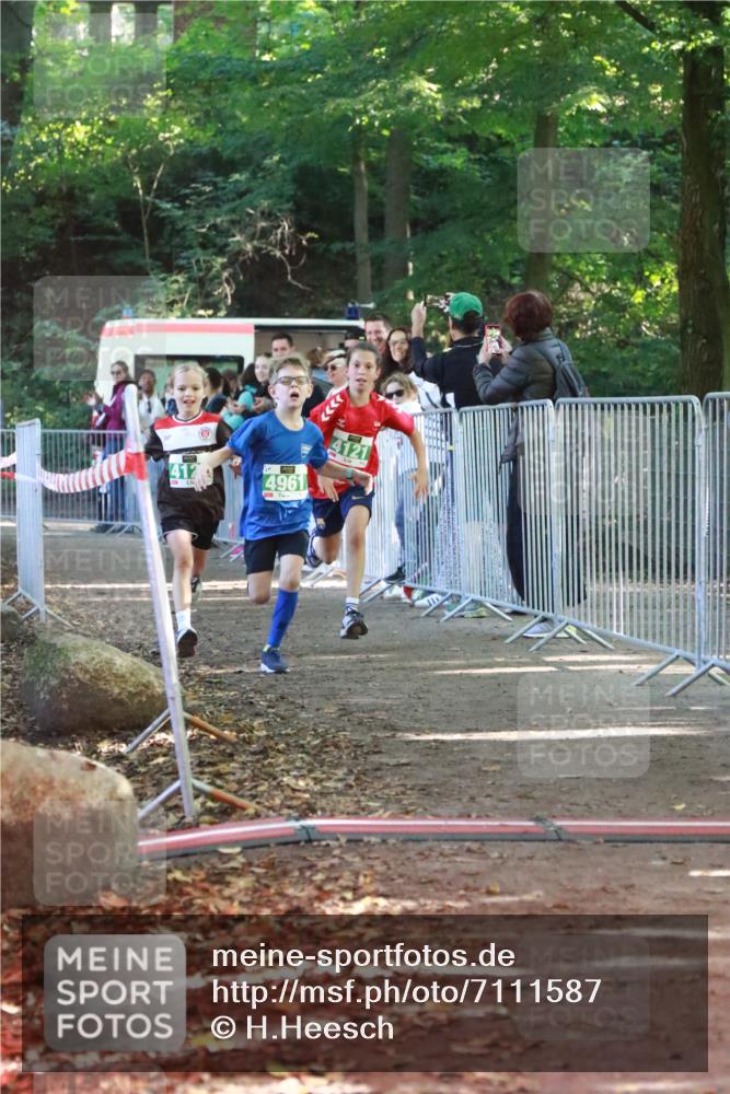 22.09.2024 - 32. Volkslauf durch das schöne Alstertal H.Heesch http://msf.ph/oto/7111587 22.09.2024 10:53:51 Ziel 4004, 4120, 4121, 4961 meine-sportfotos.de
