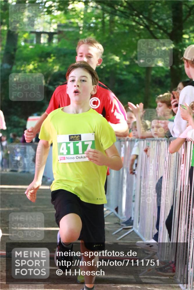 22.09.2024 - 32. Volkslauf durch das schöne Alstertal H.Heesch http://msf.ph/oto/7111751 22.09.2024 10:54:38 Ziel 4046, 4117, 4143, 4144 meine-sportfotos.de
