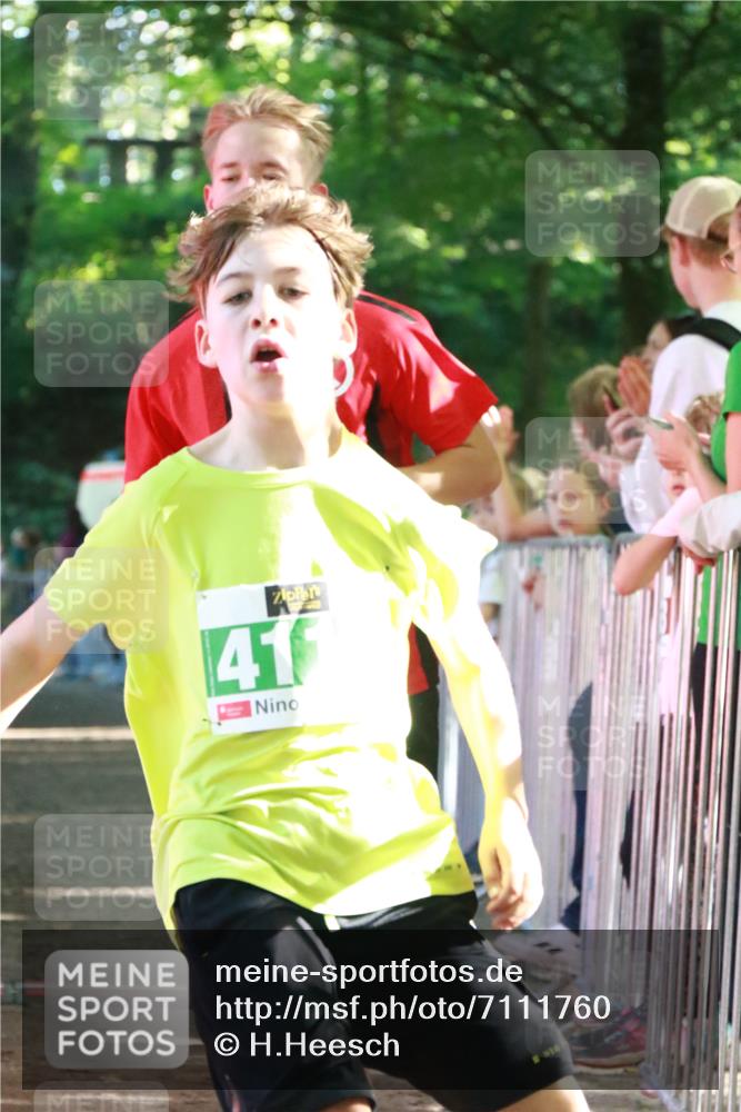 22.09.2024 - 32. Volkslauf durch das schöne Alstertal H.Heesch http://msf.ph/oto/7111760 22.09.2024 10:54:38 Ziel 4046, 4117, 4143, 4144 meine-sportfotos.de