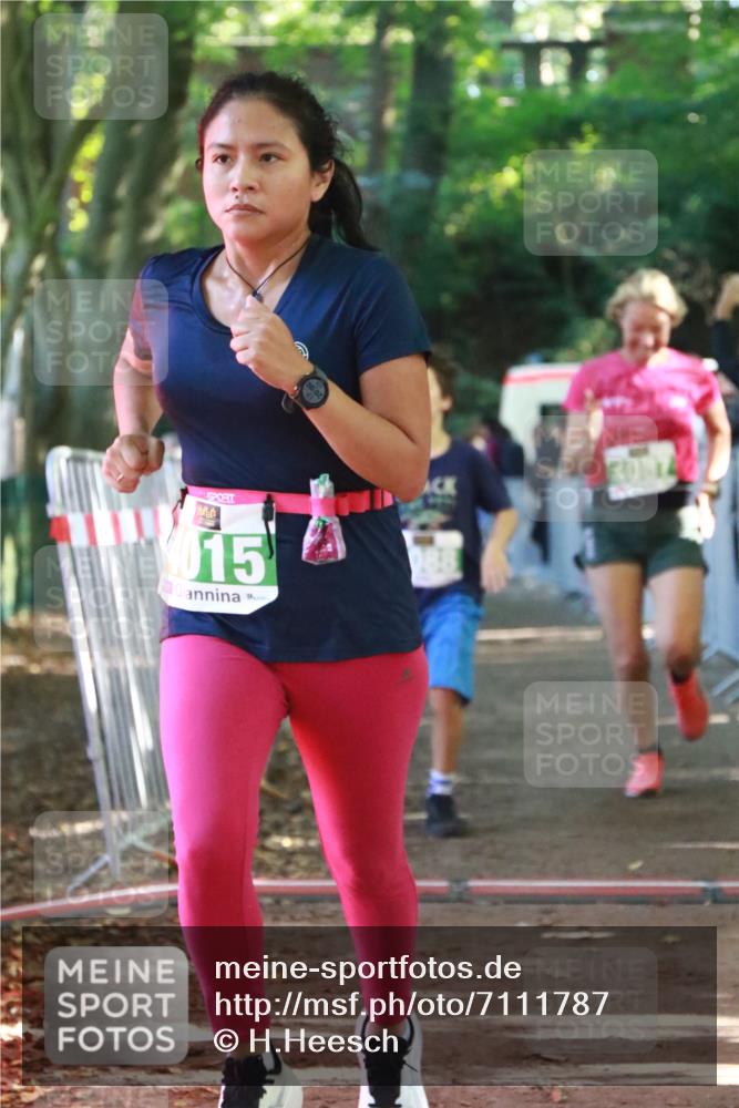 22.09.2024 - 32. Volkslauf durch das schöne Alstertal H.Heesch http://msf.ph/oto/7111787 22.09.2024 10:54:56 Ziel 4015, 4087, 4088 meine-sportfotos.de