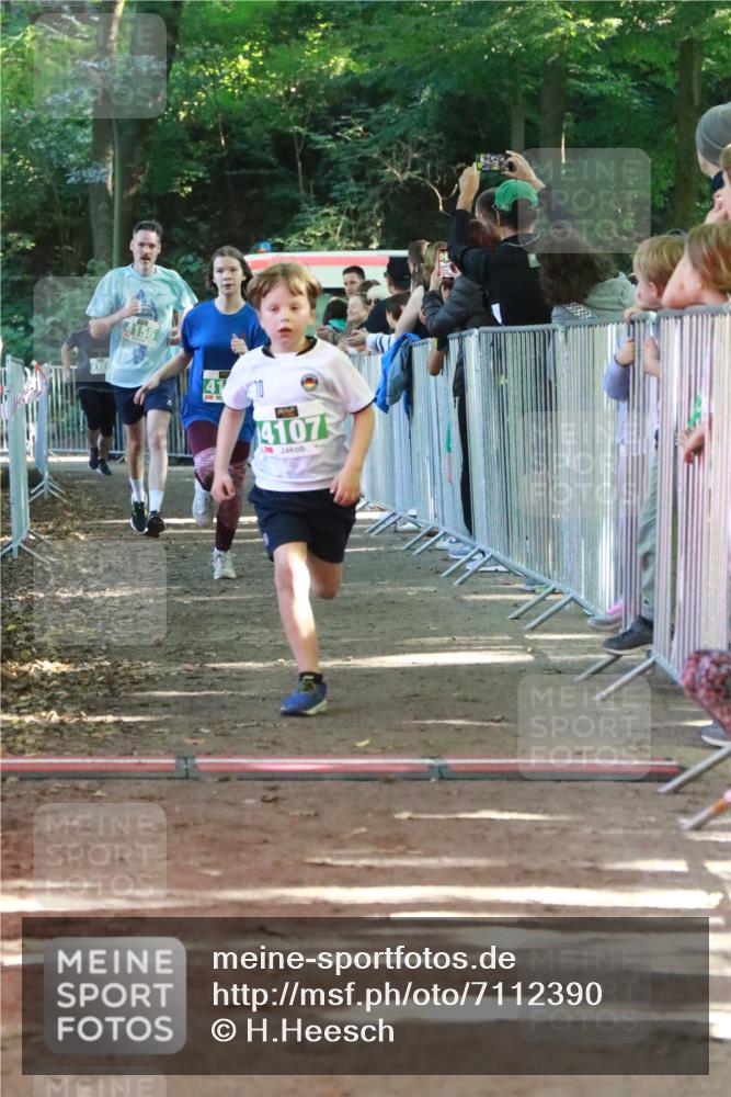22.09.2024 - 32. Volkslauf durch das schöne Alstertal H.Heesch http://msf.ph/oto/7112390 22.09.2024 10:56:52 Ziel 4107, 4127, 4156 meine-sportfotos.de