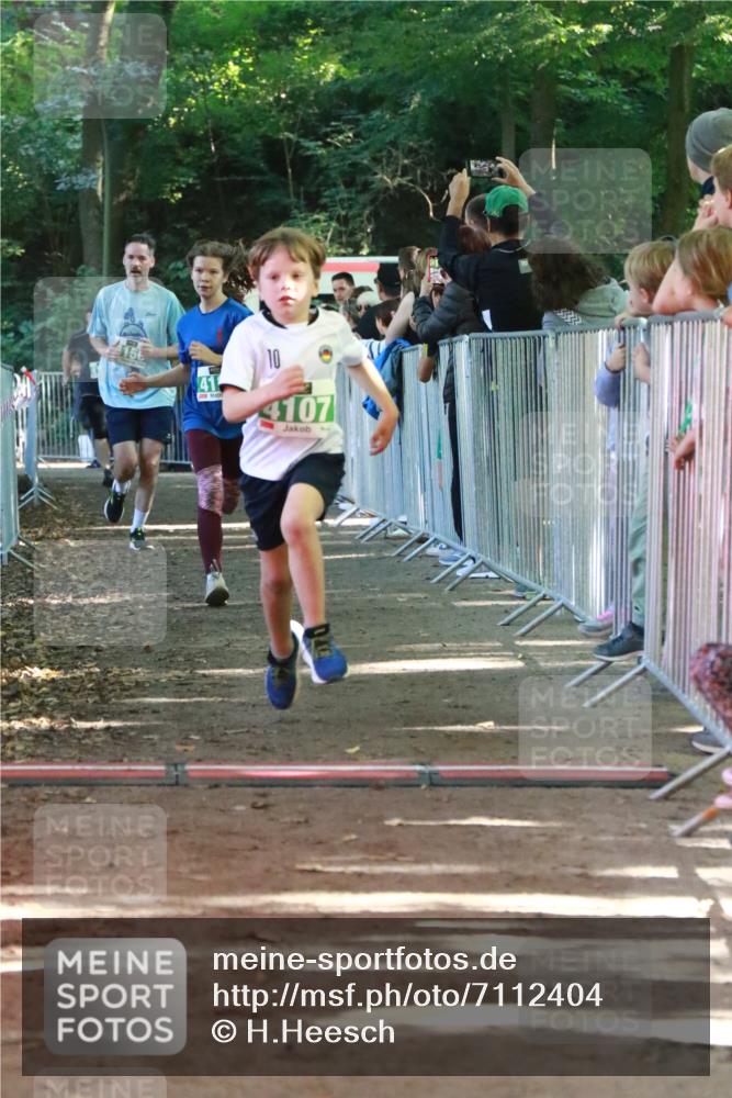22.09.2024 - 32. Volkslauf durch das schöne Alstertal H.Heesch http://msf.ph/oto/7112404 22.09.2024 10:56:52 Ziel 4107, 4127, 4156 meine-sportfotos.de