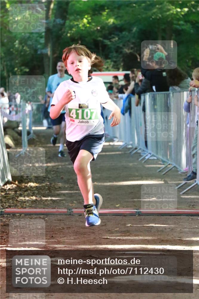 22.09.2024 - 32. Volkslauf durch das schöne Alstertal H.Heesch http://msf.ph/oto/7112430 22.09.2024 10:56:53 Ziel 4107, 4127, 4156 meine-sportfotos.de