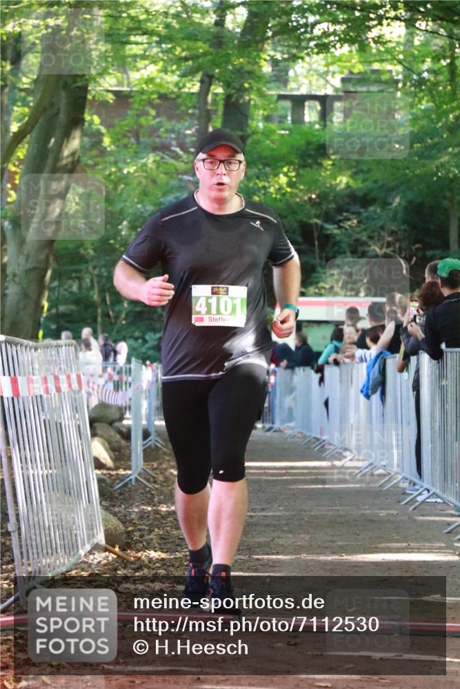 22.09.2024 - 32. Volkslauf durch das schöne Alstertal H.Heesch http://msf.ph/oto/7112530 22.09.2024 10:56:59 Ziel 4049, 4101, 4107, 4127, 4156 meine-sportfotos.de